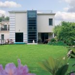 Dom otoczony ogrodem. Dom otwarty na las