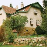 Dom otoczony ogrodem