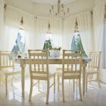 Dom pełen pięknych przedmiotów. Gospodyni uważa, że człowiek pięknieje od środka, kiedy jest otoczony pięknymi