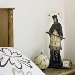 Dom pod Warszawą z meblami art deco i stylowymi dodatkami.