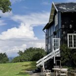 Dom pomalowany na czarno i biało wygląda identycznie jak sto lat temu.