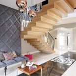 Nowoczesna aranżacja. Nad schodami trzy lampki sufitowe (plafony) z De Majo.