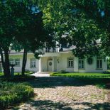 Dom postawiono w taki sposób, żeby nie zniszczyć starej klonowej alei. Nie wiedzie ona co PRAWDA do głównego wejścia,