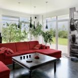 Dom stał się poligonem dla eksperymentów z materiałami i kolorem.