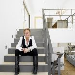 Dom stoi na urwisku porośniętym sosnowym lasem, a z tarasu widać bezludną wyspę. Urządzono go w kolorach natury: szarościach,