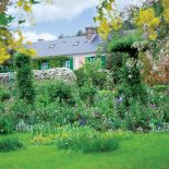 Dom tonie w zieleni romantycznego ogrodu.