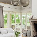 Dom urządzono ze skandynawsko-holenderskim podejściem pamiętając o tym, żeby nie zagracać przestrzeni.