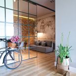 Ruchoma ściana zamyka lub otwiera część domu, tworząc pokój dla gości.