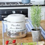 Marynistyczne detale dodają aranżacji wnętrza letniego uroku