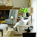 dom urządzony jest w jasnych, stonowanych kolorach.