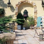 Dom urządzony pamiątkami, kolorami i inspiracjami z podróży.