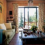 Dom urządzony pamiątkami, kolorami i inspiracjami z podróży.