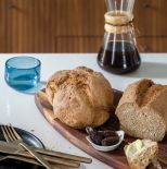 kuchnia niebieska z drewnem