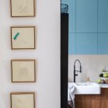 kuchnia niebieska z drewnem