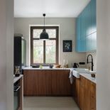 kuchnia niebieska z drewnem