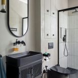 szara łazienka z czarnymi dodatkami