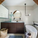 biała łazienka z drewnem i niebieskimi akcentami