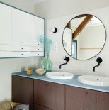 biała łazienka z drewnem i niebieskimi akcentami