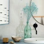 biała łazienka z drewnem i niebieskimi akcentami