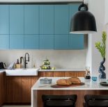 dwa kolory szafek w kuchni niebieski z drewnem