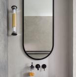 szara łazienka z czarnymi dodatkami