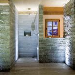 Luksus stworzony z najprostszych materiałów: drewna i łupku.