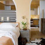 Trochę sosny, kolorowe dodatki, rustykalne meble, gdzieniegdzie wiklinow drobiazgi i piękne tkaniny.