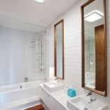 Łazienka w nowoczesnej aranżcji.