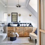 łazienka z drewnem na poddaszu