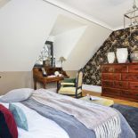 sypialnia na poddaszu w stylu francuskim