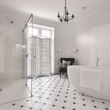 biała łazienka w stylu francuskim