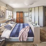 Jak zaprojektować apartament dla ludzi, którzy mieszkają z tysiącami książek, płyt, pamiątek z podróży, nie