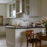 kuchnia modern classic otwarta na salon