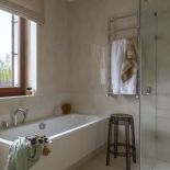 duża łazienka z wanną i prysznicem