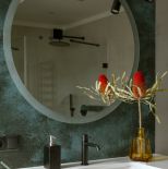 zielona ściana w łazience