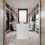 garderoba w stylu nowoczesnej klasyki