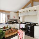 biała kuchnia w stylu rustykalnym