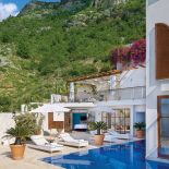 Dom wybudowano w stylu hiszpańskim. Otaczają go bujny ogród śródziemnomorski i tarasy wyłożone marmurowymi płytkami.