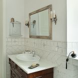 Dom wygląda, jakby był meblowany od pokoleń. A połączenie drewna i kamienia sprawia, że w domu jest ciepło, sielsko