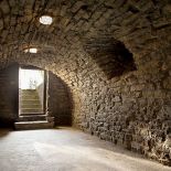 Dom wygląda, jakby był meblowany od pokoleń. A połączenie drewna i kamienia sprawia, że w domu jest ciepło, sielsko