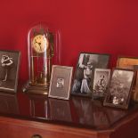 Dom wypełniają stare meble, pamiątki rodzinne, sztuka.