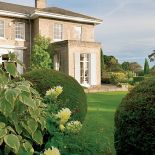 Dom z 1832 roku. Ogród z tujami