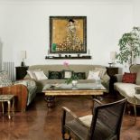 Dom z pamiątkami. Biedermeierowska biblioteka i oryginalna sofa Ludwik Filip to prezenty od mamy Magdy.