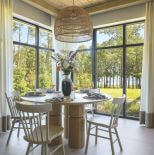 kącik jadalniany w domu nad jeziorem