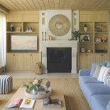 przytulny salon drewno i niebieski