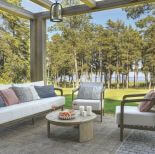 taras w domu nad jeziorem