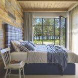 biało niebieska sypialnia z drewnem