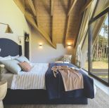 sypialnia z widokiem na jezioro