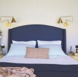 granatowe łóżko w sypialni