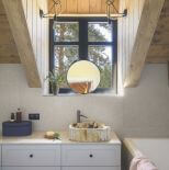 łazienka biała z drewnem